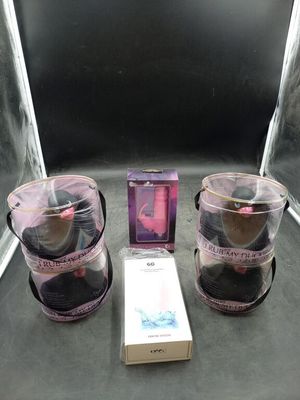 deux trousses de maquillage et une boîte de rouges à lèvres posées sur une table