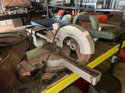 une photo d'une table sur laquelle est posée une scie circulaire