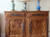 deux lampes posées sur un meuble en bois