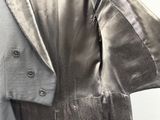 une veste argentée avec une cravate noire sur un mannequin, un mannequin, un mannequin, un mannequin, un mannequin, un mannequin, un mannequin