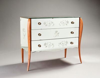 une commode blanche avec un plateau en verre