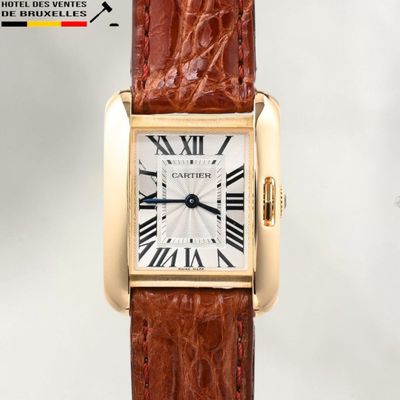 une image d'un gros plan d'une montre-bracelet avec des chiffres romains