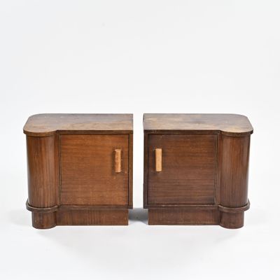 paire de tables de chevet Art déco en noyer avec poignées en laiton