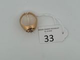 une image d'une bague en or sur une surface blanche avec une étiquette de prix