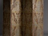 un grand paravent ancien orné d'un motif floral