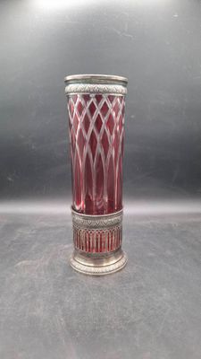 Vase cylindrique en cristal taillé monté en argent à décor d…