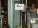 une vitrine avec une affiche dessus, dans un magasin