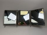 une personne en train de prendre une photo d'un miroir avec son téléphone portable