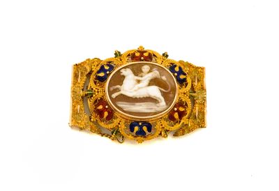 une image représentant une bague en or sur laquelle figure un homme à cheval