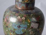 un vase muni d'un couvercle orné d'un motif