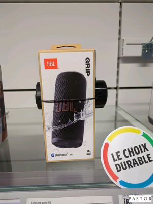 une enceinte exposée sur une étagère en verre