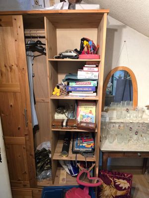 une petite pièce avec un bureau et une bibliothèque