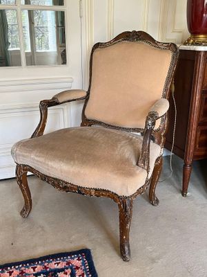 a chair that is sitting in a room with a rug on the floor
