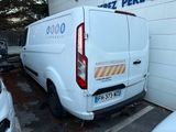 une camionnette blanche garée devant un bâtiment