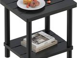 une petite table sur laquelle se trouvent une assiette de nourriture et une tasse de café