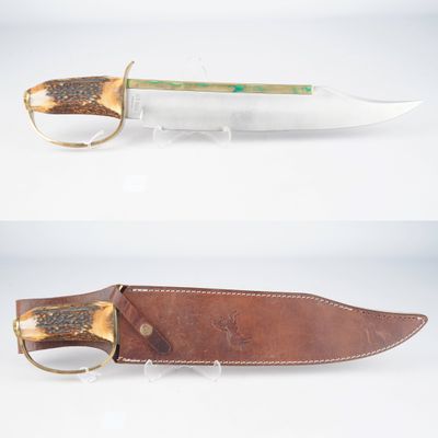 une photo d'un couteau dans son étui en cuir