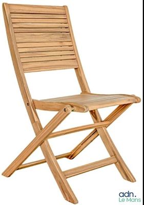 La chaise est en bois de teck et présente un dossier à lattes.