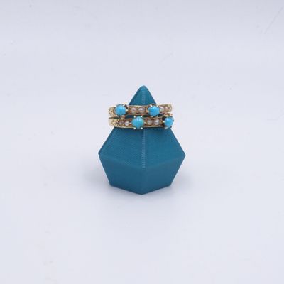 une image représentant une bague bleue surmontée de deux diamants