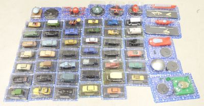 beaucoup de petites voitures dans les bacs en plastique