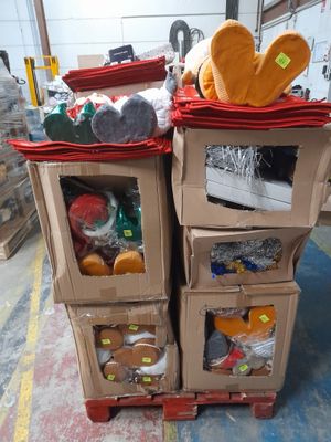 deux cartons sur lesquels sont posés des peluches, dans un entrepôt