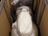 une boîte contenant des toilettes, placée au milieu d'une pièce