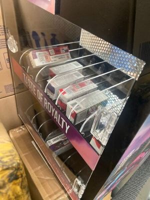 une vitrine contenant beaucoup de cigarettes