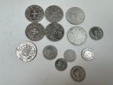 un lot de pièces de monnaie posées sur une table