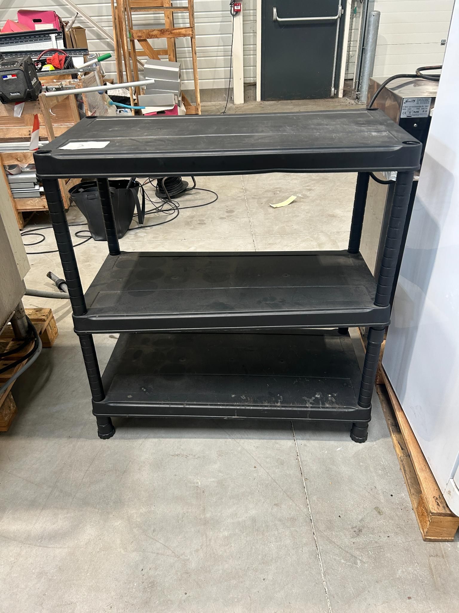 Etagère plastique, dimensions : 89x44x94 cm, en l'état