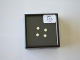 une petite boîte contenant trois petits diamants blancs