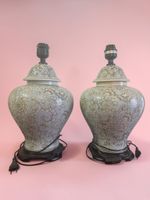 Paire de pieds de lampe en porcelaine à volutes et enrouleme… (photo 2)