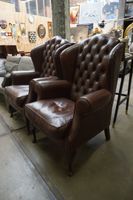 2 beaux fauteuils Chesterfield - en cuir marron - en bon éta… (photo 2)