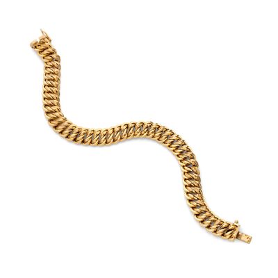 gros plan d'un bracelet en chaîne en or sur fond blanc