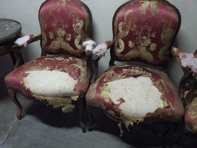 deux chaises peintes en rouge et or