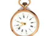 une montre de poche en or avec des chiffres romains sur le cadran