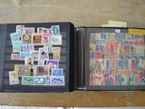 un dossier noir orné de timbres, posé sur une table