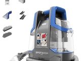 un gros plan d'un aspirateur muni d'une brosse et d'autres accessoires de nettoyage