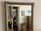 une femme se prenant en photo dans un miroir
