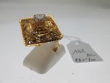 l'image d'une bague en or ornée d'un diamant