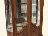 une vitrine en bois munie de portes vitrées