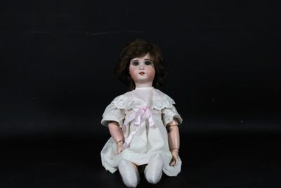 SFBJ Poupée tête biscuit et corps en bois émaillé.