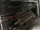 beaucoup de tuyaux empilés dans un garage
