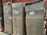 de nombreux cartons posés sur une palette dans un entrepôt