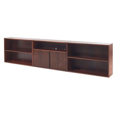 un meuble TV en bois avec une porte coulissante et des étagères