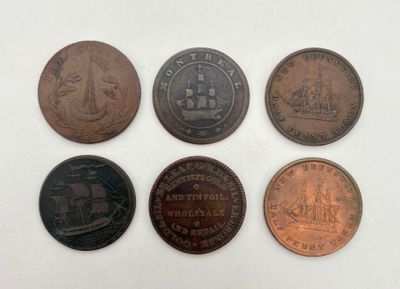 six types de pièces différents sont présentés sur une surface blanche
