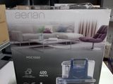 une photo représentant un carton contenant un aspirateur posé sur une table dans un magasin