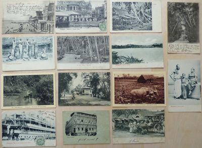 de nombreuses vieilles photos de personnes et de bâtiments accrochées au mur