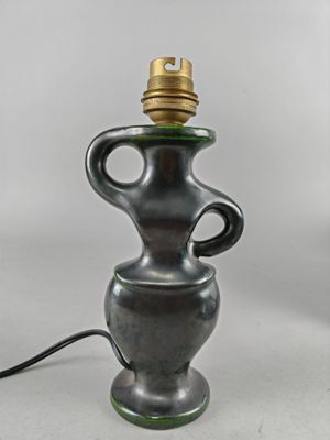 une lampe posée sur une table avec une lumière dessus