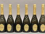 six bouteilles de champagne sont alignées