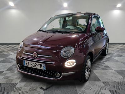 la petite voiture est garée sur un sol en damier dans le garage