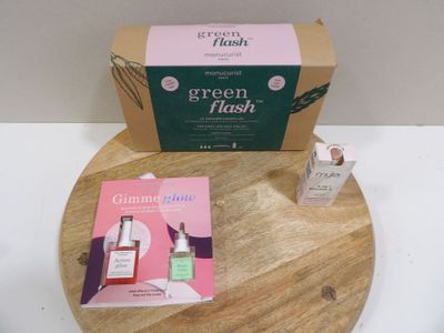 une boîte de « Green Flash » et une boîte de « Pink Flash » posées sur une table